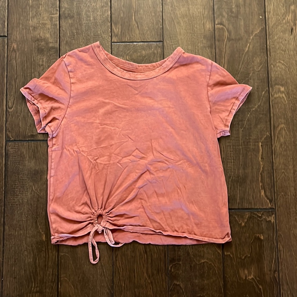 AEIRIE TEE WITH CUTE SCRUNCH ON BOTTOM BRAND NEW SIZE S